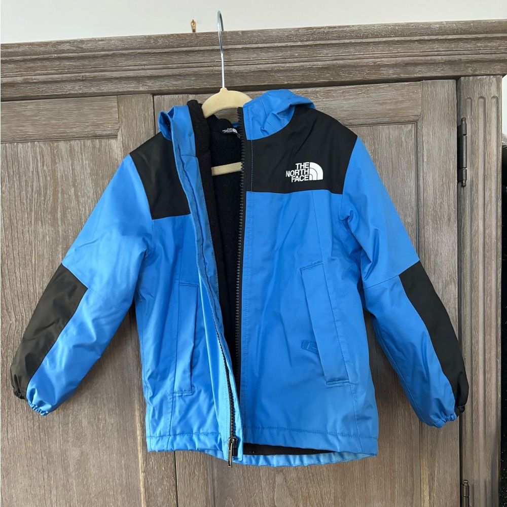 This is a The North Face Boys' Antora Rain Jacket in super sonic blue size 3T